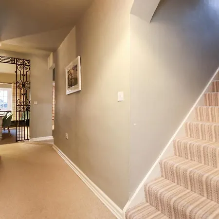 Nyaraló Grey Walls *