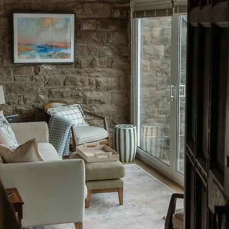 Grey Walls *
